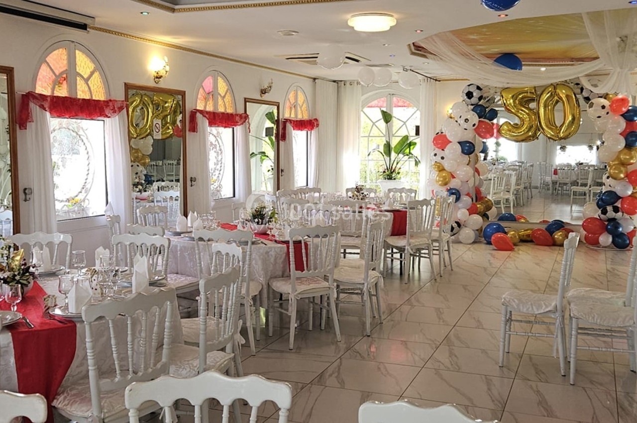 Location salle Athis-Mons (Essonne) - La Bella Vita #4 Salle de réception décorée avec des tables dressées, des ballons colorés et des arches pour une fête ou célébration.