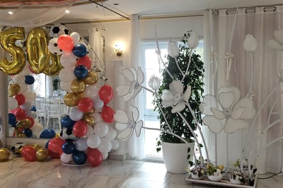 Miniature Location salle Athis-Mons (Essonne) - La Bella Vita #35 Décoration intérieure avec une tour Eiffel blanche ornée de fleurs, entourée de plantes et d'éléments floraux.