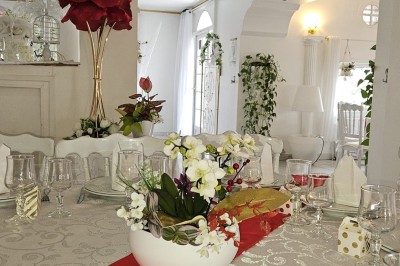 Miniature Location salle Athis-Mons (Essonne) - La Bella Vita #36 Décoration intérieure avec une tour Eiffel blanche ornée de fleurs, entourée de plantes et d'éléments floraux.