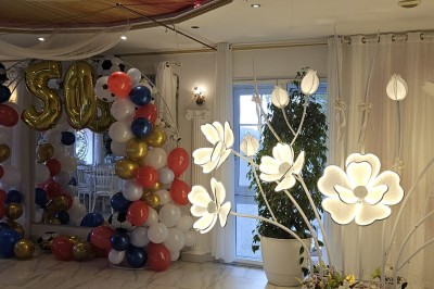 Miniature Location salle Athis-Mons (Essonne) - La Bella Vita #37 Décoration intérieure avec une tour Eiffel blanche ornée de fleurs, entourée de plantes et d'éléments floraux.