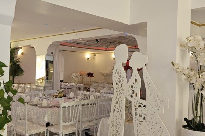 Miniature Location salle Athis-Mons (Essonne) - La Bella Vita #40 Décoration intérieure avec une tour Eiffel blanche ornée de fleurs, entourée de plantes et d'éléments floraux.