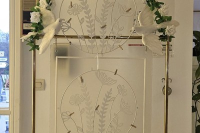 Miniature Location salle Athis-Mons (Essonne) - La Bella Vita #41 Décoration intérieure avec une tour Eiffel blanche ornée de fleurs, entourée de plantes et d'éléments floraux.