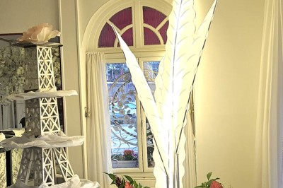 Miniature Location salle Athis-Mons (Essonne) - La Bella Vita #43 Décoration intérieure avec une tour Eiffel blanche ornée de fleurs, entourée de plantes et d'éléments floraux.