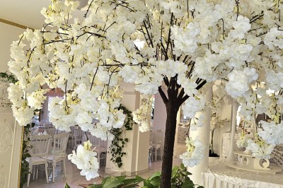 Miniature Location salle Athis-Mons (Essonne) - La Bella Vita #44 Décoration intérieure avec une tour Eiffel blanche ornée de fleurs, entourée de plantes et d'éléments floraux.