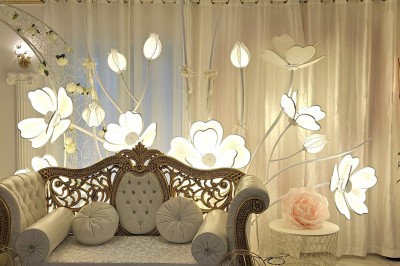 Miniature Location salle Athis-Mons (Essonne) - La Bella Vita #45 Décoration intérieure avec une tour Eiffel blanche ornée de fleurs, entourée de plantes et d'éléments floraux.