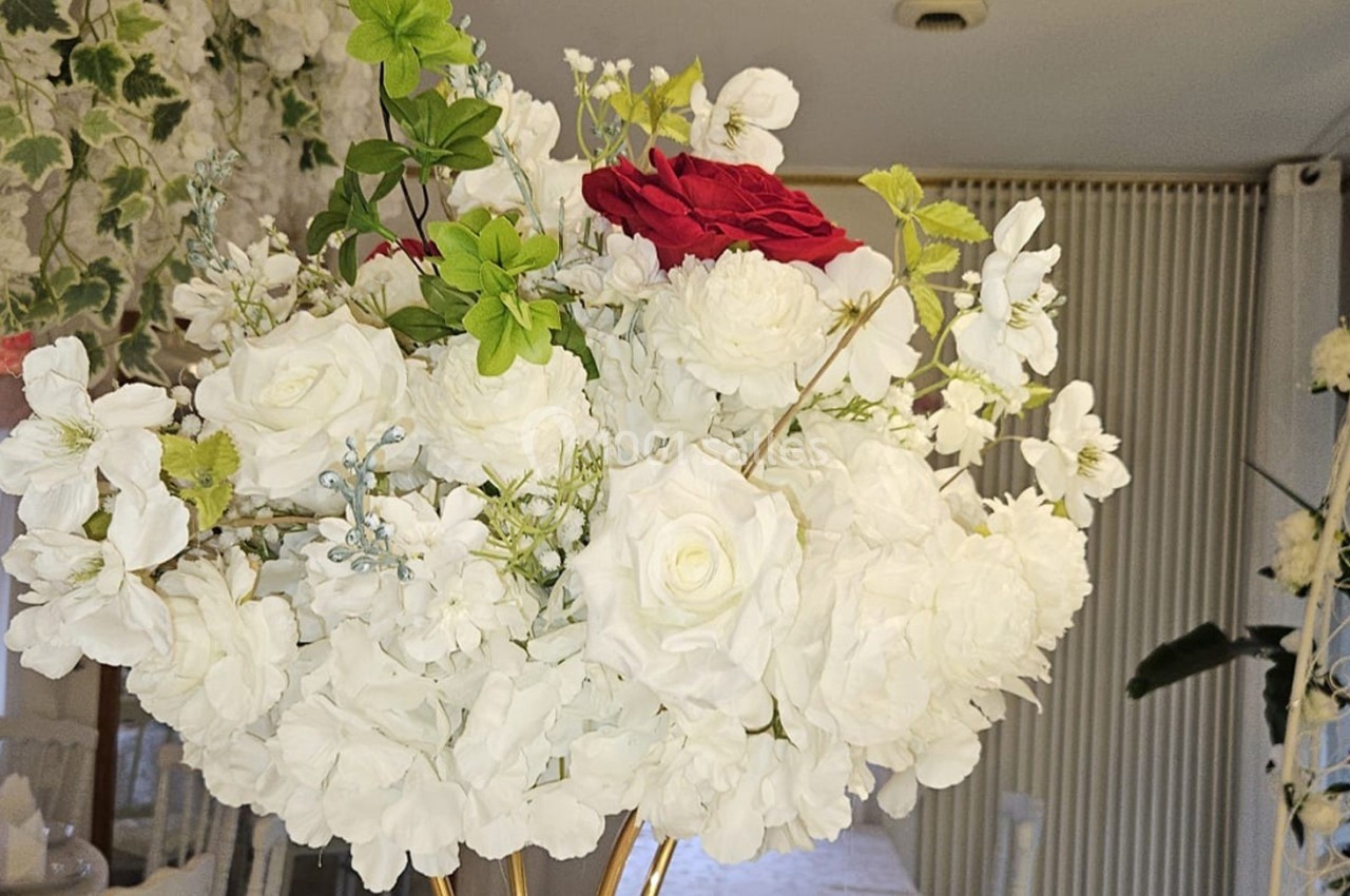 Location salle Athis-Mons (Essonne) - La Bella Vita #46 Bouquet de fleurs blanches et rouges au centre d'une salle décorée pour un événement festif.