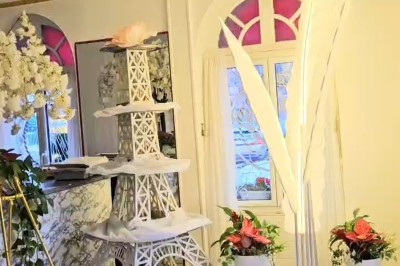 Miniature Location salle Athis-Mons (Essonne) - La Bella Vita #47 Décoration intérieure avec une tour Eiffel blanche ornée de fleurs, entourée de plantes et d'éléments floraux.