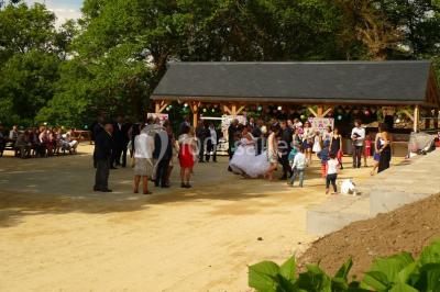 Cuisine professionnelle avec murs jaunes, plan de travail en inox, évier, cuisinière, fenêtre et équipements de rangement.