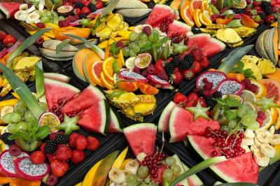 Bouteilles de vin rosé sur glace devant des parasols blancs et bleus sous un ciel dégagé.