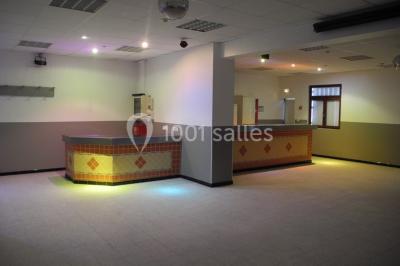 Panneau blanc avec le mot ’PARKING’ en noir et une flèche noire pointant vers la droite, fixé sur un sol en béton.