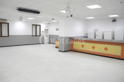 Panneau blanc avec le mot ’PARKING’ en noir et une flèche noire pointant vers la droite, fixé sur un sol en béton.