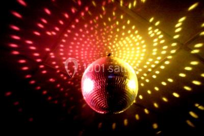 Panneau blanc avec le mot ’PARKING’ en noir et une flèche noire pointant vers la droite, fixé sur un sol en béton.