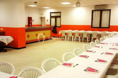 Panneau blanc avec le mot ’PARKING’ en noir et une flèche noire pointant vers la droite, fixé sur un sol en béton.