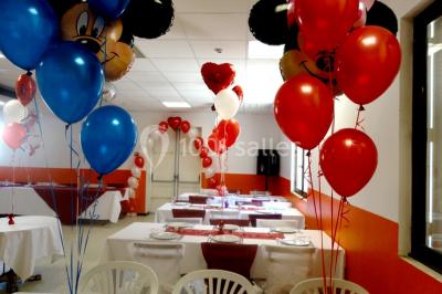 Panneau blanc avec le mot ’PARKING’ en noir et une flèche noire pointant vers la droite, fixé sur un sol en béton.