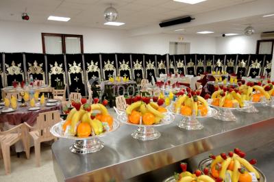 Panneau blanc avec le mot ’PARKING’ en noir et une flèche noire pointant vers la droite, fixé sur un sol en béton.