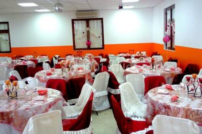 Panneau blanc avec le mot ’PARKING’ en noir et une flèche noire pointant vers la droite, fixé sur un sol en béton.