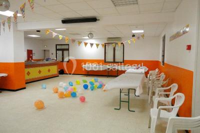 Panneau blanc avec le mot ’PARKING’ en noir et une flèche noire pointant vers la droite, fixé sur un sol en béton.