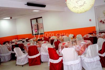 Panneau blanc avec le mot ’PARKING’ en noir et une flèche noire pointant vers la droite, fixé sur un sol en béton.