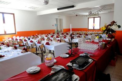 Panneau blanc avec le mot ’PARKING’ en noir et une flèche noire pointant vers la droite, fixé sur un sol en béton.