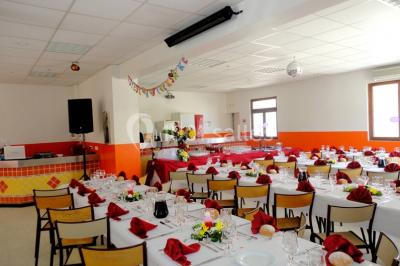 Panneau blanc avec le mot ’PARKING’ en noir et une flèche noire pointant vers la droite, fixé sur un sol en béton.