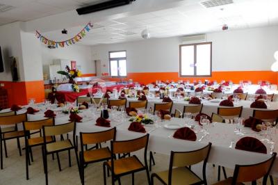 Panneau blanc avec le mot ’PARKING’ en noir et une flèche noire pointant vers la droite, fixé sur un sol en béton.