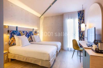 Deux équipements de fitness, un tapis de course et un vélo elliptique, dans une salle au sol en bois et murs bleus.