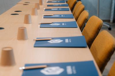 Deux équipements de fitness, un tapis de course et un vélo elliptique, dans une salle au sol en bois et murs bleus.