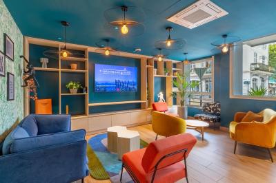 Deux équipements de fitness, un tapis de course et un vélo elliptique, dans une salle au sol en bois et murs bleus.