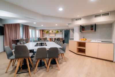 Deux équipements de fitness, un tapis de course et un vélo elliptique, dans une salle au sol en bois et murs bleus.