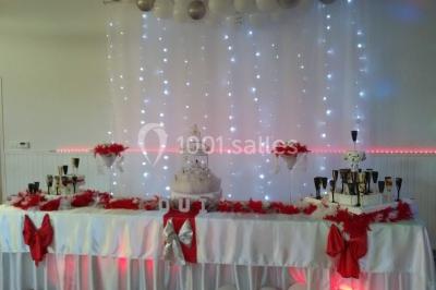 Jeu de lumières colorées dans une salle sombre avec équipement de sonorisation visible en arrière-plan.