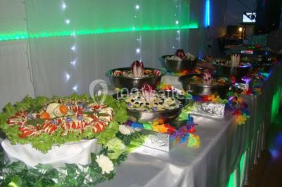 Jeu de lumières colorées dans une salle sombre avec équipement de sonorisation visible en arrière-plan.