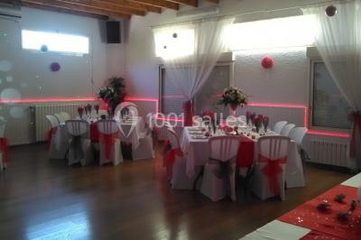 Jeu de lumières colorées dans une salle sombre avec équipement de sonorisation visible en arrière-plan.