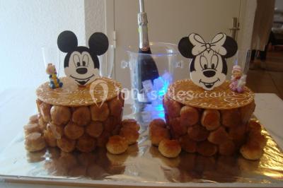 Jeu de lumières colorées dans une salle sombre avec équipement de sonorisation visible en arrière-plan.