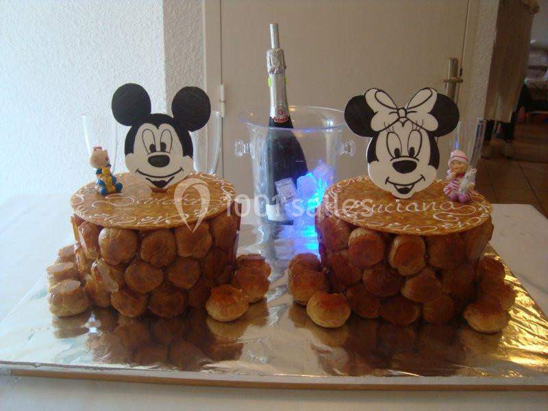 Deux pièces montées en choux décorées avec des figurines de Mickey et Minnie, accompagnées d'une bouteille de champagne.