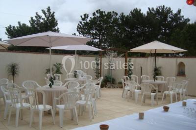 Jeu de lumières colorées dans une salle sombre avec équipement de sonorisation visible en arrière-plan.