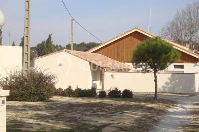 Jeu de lumières colorées dans une salle sombre avec équipement de sonorisation visible en arrière-plan.