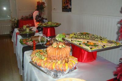 Jeu de lumières colorées dans une salle sombre avec équipement de sonorisation visible en arrière-plan.