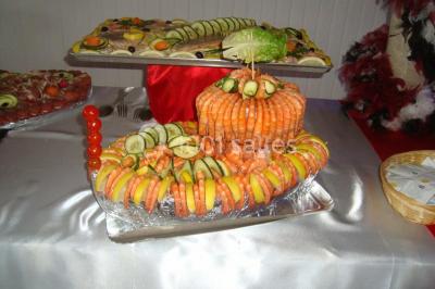 Jeu de lumières colorées dans une salle sombre avec équipement de sonorisation visible en arrière-plan.