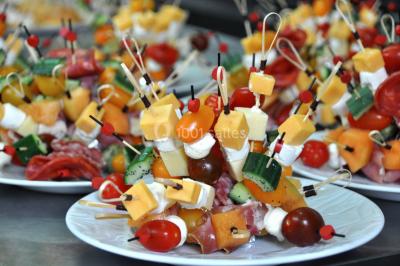 Plan d'eau entouré de pelouses et d'arbres, avec deux bouleaux au premier plan sous un ciel bleu.