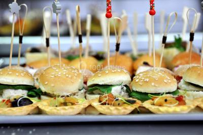 Plan d'eau entouré de pelouses et d'arbres, avec deux bouleaux au premier plan sous un ciel bleu.