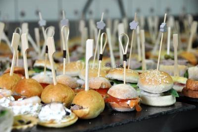 Étang entouré de pelouses et de bouleaux sous un ciel bleu clair.