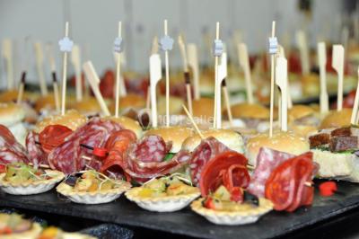 Étang entouré de pelouses et de bouleaux sous un ciel bleu clair.