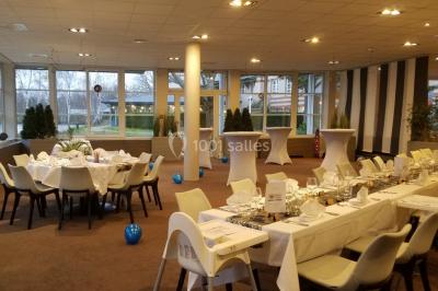 Étang entouré de pelouses et de bouleaux sous un ciel bleu clair.