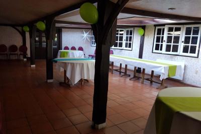 Deux réfrigérateurs blancs dans une pièce avec un sol en carrelage rouge, une porte en bois et un plan de travail.