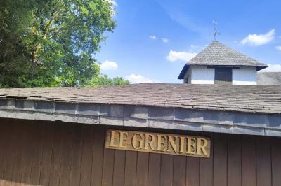 Deux réfrigérateurs blancs dans une pièce avec un sol en carrelage rouge, une porte en bois et un plan de travail.