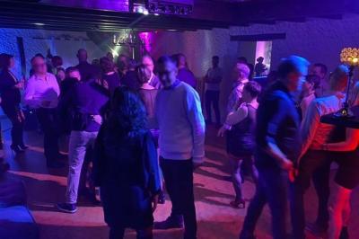 Deux réfrigérateurs blancs dans une pièce avec un sol en carrelage rouge, une porte en bois et un plan de travail.