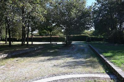 Deux réfrigérateurs blancs dans une pièce avec un sol en carrelage rouge, une porte en bois et un plan de travail.