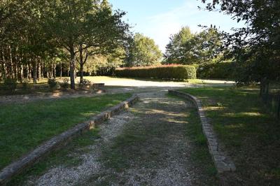 Deux réfrigérateurs blancs dans une pièce avec un sol en carrelage rouge, une porte en bois et un plan de travail.