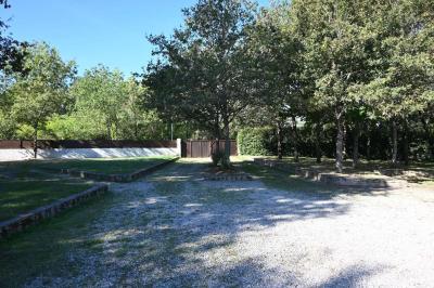 Deux réfrigérateurs blancs dans une pièce avec un sol en carrelage rouge, une porte en bois et un plan de travail.