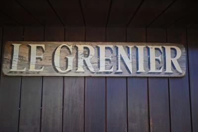 Deux réfrigérateurs blancs dans une pièce avec un sol en carrelage rouge, une porte en bois et un plan de travail.